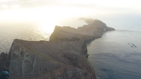 Luftaufnahme-über-Sao-Lourenco-Inseln-In-Madeira-Während-Des-Sonnenuntergangs