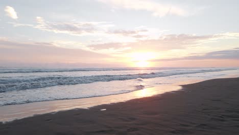 Drohnenflug-über-Den-Sandstrand-Von-Playa-Bandera-Bei-Sonnenuntergang-In-Richtung-Der-Brandung-Des-Ozeans-In-Costa-Rica