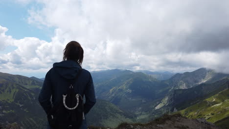 Filmaufnahme-Eines-Mädchens,-Das-Die-Landschaft-Der-Tatra-Mit-Ihren-Wunderschönen-Seen-Genießt