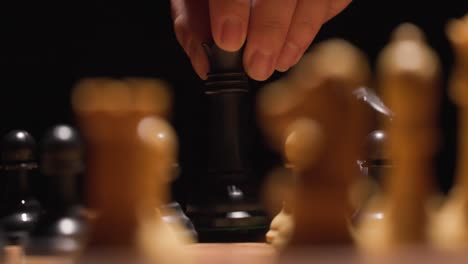 Der-Spieler-Bewegt-Die-Dame-Auf-Das-Schachfeld,-Um-Die-Weiße-Schachfigur-Zu-Nehmen