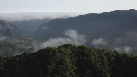 Drohne-Schoss-über-Die-Gipfel-Und-Täler-In-Madeira-Mit-Dünnen-Wolken,-Die-Darüber-Schweben