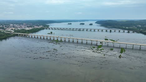 Dos-Puentes-Que-Cruzan-El-Río-Susquehanna-Y-Una-Vista-Panorámica-Hacia-La-Ciudad-De-Columbia,-Pennsylvania-1