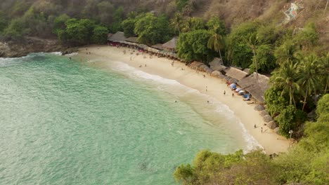 Aerial-floes-sideways-showing-beautiful-Playa-Carrizalillo,-Puerto-Escondido-Mexico