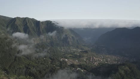 Un-Pequeño-Pueblo-En-El-Valle-Entre-Picos-En-La-Hermosa-Madeira-Con-Nubes-A-La-Deriva