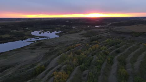 Orange-Leuchtender-Sonnenuntergang-Am-Horizont-Von-Canadas-Badlands-Und-Dem-Battle-River-Darin