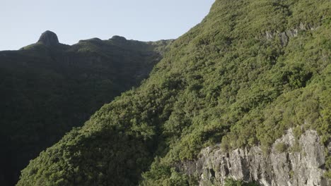 Drohne-Schoss-An-Sonnigen-Sommertagen-über-Den-Pinnacle-Path-In-Madeira