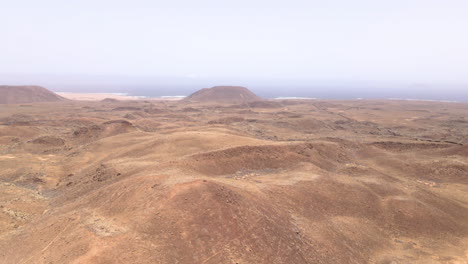 Aussicht-Auf-Trockene-Hangberge-In-Abgelegenen-Wüstengebieten-Auf-Fuerteventura,-Kanarische-Inseln,-Spanien