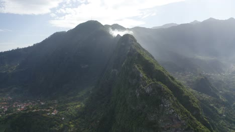 Paisaje-épico-Y-Hermoso-En-Drones-Sobre-Madeira-Con-Niebla,-Niebla-Y-Nubes-A-La-Luz-Del-Sol