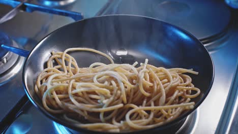Emplatar-Pasta-De-Espagueti-Cocida-Con-Salsa-De-Yogur-Griego
