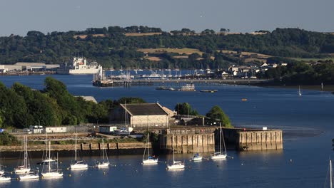 Der-Fluss-Tamar-Mit-Blick-Auf-Torpoint-In-Der-Ferne-Mit-Plymouth-Dockyard-Und-Yachten-Auf-Dem-Wasser-Zwischen-Devon-Und-Cornwall