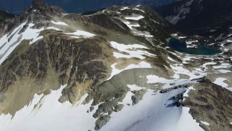 Schnelle-Kippaufnahme-Der-Schneeberglandschaft-In-British-Columbia-Kanada-4k-Luftdrohne