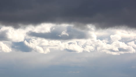 Dicke-Bewölkte-Düstere-Sturmwolken-Verfallen-Im-Laufe-Des-Tages