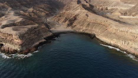 Tiro-De-Drone-Al-Atardecer-De-La-Playa-De-Medio-Almud,-En-La-Isla-De-Gran-Canaria,-Mogán