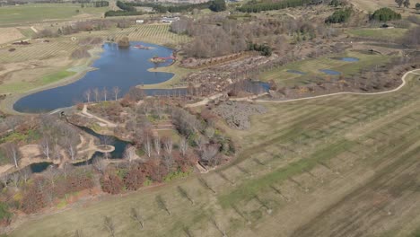 Luftaufnahme-Einer-Landschaftlich-Reizvollen-Natur-In-Kultivierten-Baumschulen-Und-Gärten-Von-Mayfield-Park,-Oberon,-New-South-Wales,-Australien