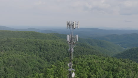 Luftaufnahmen-Eines-Mobilfunkmastes-Im-Ländlichen,-Gebirgigen-Virginia