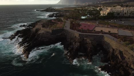 Basketball-court-on-the-coast,-with-a-view-of-Los-Gigantes-cliffs,-in-Alcalá,-Tenerife