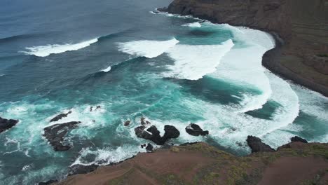 Set-of-swell-coming-from-Atlantic-Ocean,-in-Tenerife
