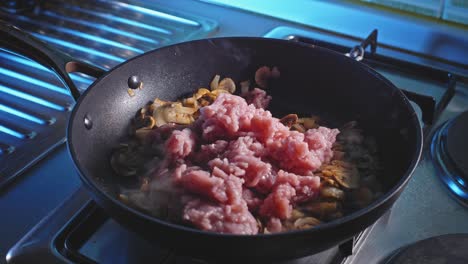 Mageres-Putenhackfleisch-Mit-Zwiebeln-Und-Pilzen-In-Die-Pfanne-Geben