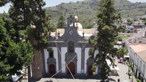 Vista-Aérea-De-La-Basílica-De-Nuestra-Señora-Del-Pino-En-La-Ciudad-De-Teror,-Destacada-Arquitectura-Canaria