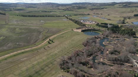 Epische-Luftaufnahme-Eines-Landschaftsgartens-Mit-Springbrunnen-Und-Teichen-In-Mayfield-Garden,-Oberon,-New-South-Wales,-Australien