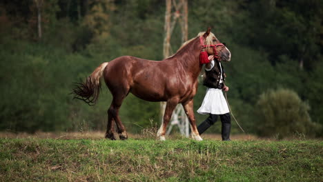 Rumäne-In-Traditioneller-Tracht-Geht-Neben-Dem-Pferd-4