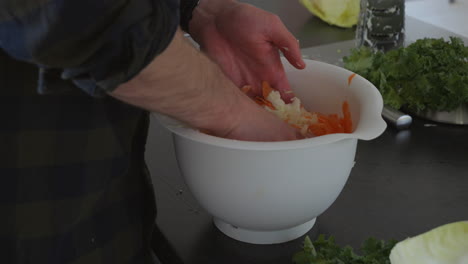 Fermentiertes-Gemüse,-Sauerkraut-Oder-Kimchi-Werden-Von-Hand-In-Einer-Schüssel-Zubereitet,-Nahaufnahme