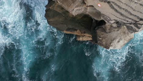 Aerial-rise-up-cliff-on-Sydney-Coastline-ocean-waves