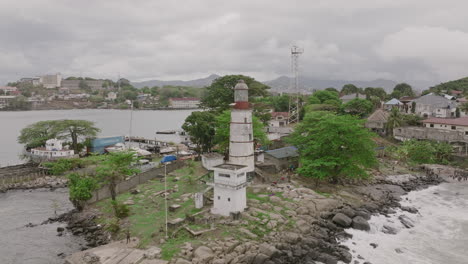 Luftaufnahmen,-Die-Am-Leuchtturmlicht-Beginnen-Und-Herausziehen,-Um-Den-Punkt-Des-Aberdeen-Leuchtturms-In-Sierra-Leone-Zu-Enthüllen