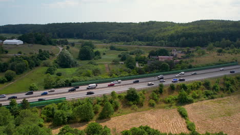 Autobahninfrastruktur-In-Polen-In-Der-Nähe-Von-Gdynia,-Luftdrohnenansicht-Des-Verkehrs