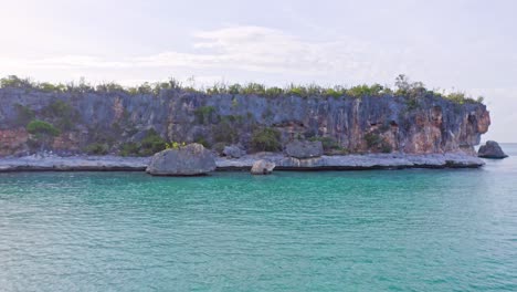 Scenic-limestone-sea-cliffs-along-Caribbean-coast,-Bahia-de-las-Aguilas