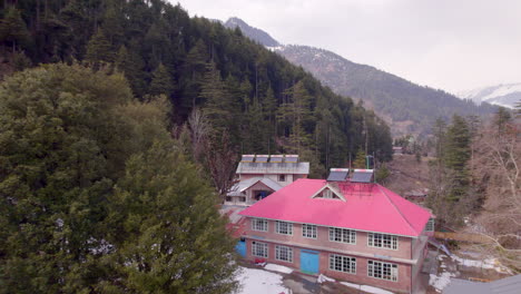 Revelando-árboles-De-Un-Dron-Disparado-En-Montañas-Nevadas-De-Himachal-Pradesh-En-India-1