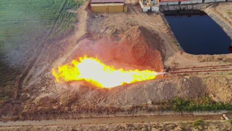 Gas-Natural-Quemando-Fuego-Extremo-En-El-Campo-De-Exploración
