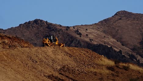 Construcción-De-Carreteras-En-La-Cima-De-Las-Montañas-Excavadora-Trabajando-Cortando-Las-Montañas-Rocosas-1