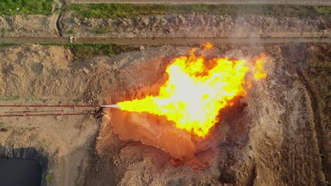 Erdgas,-Das-In-Gasquellen-Brennt,-Extremes-Feuer-Im-Explorationsfeld