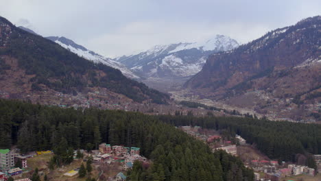 Revelando-La-Montaña-A-Través-De-Los-árboles-De-Un-Dron-Disparado-En-Las-Montañas-Nevadas-De-Himachal-Pradesh-En-La-India-2