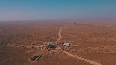Vista-Aérea-De-La-Exploración-De-Campos-De-Gas-Natural-En-El-Desierto