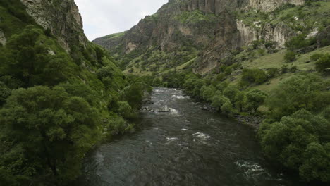 Estuario-De-Paravani-Que-Fluye-En-Las-Montañas-Rocosas-Del-Cáucaso-Cerca-De-Khertvisi-En-El-Municipio-De-Aspindza,-En-El-Sur-De-Georgia
