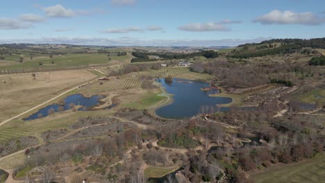 Filmische-Luftaufnahme-Eines-Wunderschönen-Gepflegten-Gartens-Mit-Wasserspielen,-Epische-Australische-Landschaft-Bei-Oberon,-New-South-Wales