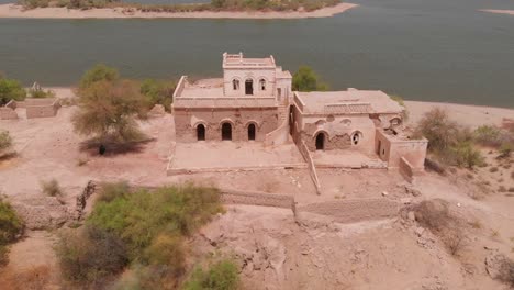 Ruined-house-in-the-middle-of-the-desert-in-Chotiari-Dam-from-the-Sanghar-town-in-Sanghar-District,-Sindh,-Pakistan