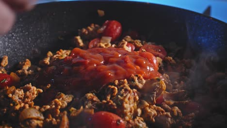 Vertiendo-Salsa-De-Tomate-Al-Pavo-Molido-Con-Tomates-Cherry-Cocinando-En-Una-Sartén