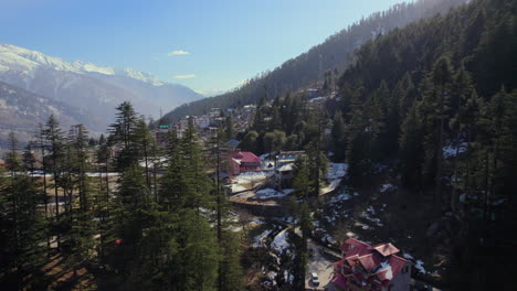 Revelando-La-Montaña-A-Través-De-Los-árboles-De-Un-Dron-Disparado-En-Las-Montañas-Nevadas-De-Himachal-Pradesh-En-La-India
