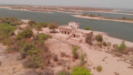 Casa-En-Ruinas-En-Medio-Del-Desierto-En-La-Presa-De-Chotiari-De-La-Ciudad-De-Sanghar-En-El-Distrito-De-Sanghar,-Sindh,-Pakistán