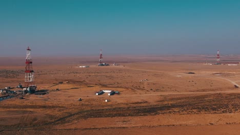 Luftaufnahme-Von-Erdgasbohrinseln-In-Den-Wüstenexplorationsfeldern