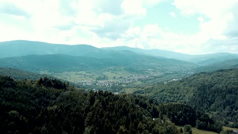 Luftaufnahme-Eines-Atemberaubenden-Dorfes-In-Den-Bergen