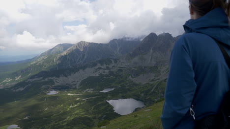 Aufnahme-Einer-Frau,-Die-Die-Landschaft-Der-Tatra-Mit-Ihren-Wunderschönen-Seen-Genießt