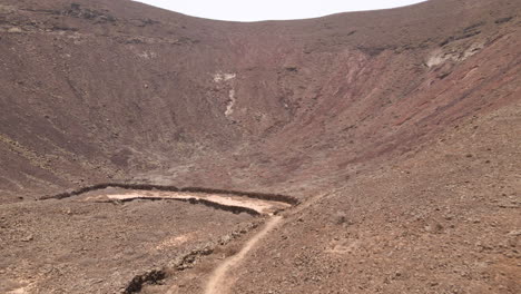 Montañas-Desoladas-Y-Terreno-Rocoso-En-Fuerteventura,-Islas-Canarias,-España