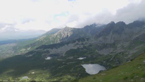Filmaufnahme-Einer-Frau,-Die-Die-Landschaft-Der-Hohen-Tatra-Mit-Ihren-Wunderschönen-Seen-Genießt
