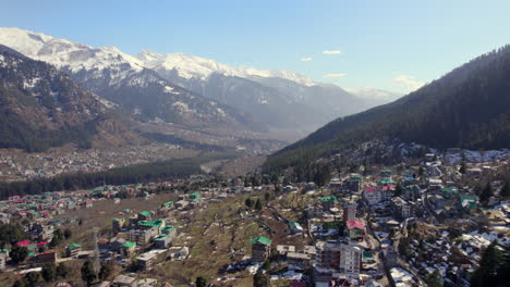 Stadt-zu-Berg-Tracking-Video-Zu-Den-Schneebedeckten-Bergen-Von-Himachal-Pradesh-In-Indien