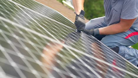 Nahaufnahme-Eines-Solarpanel-Technikers,-Der-Photovoltaikzellen-Auf-Dem-Dach-Installiert