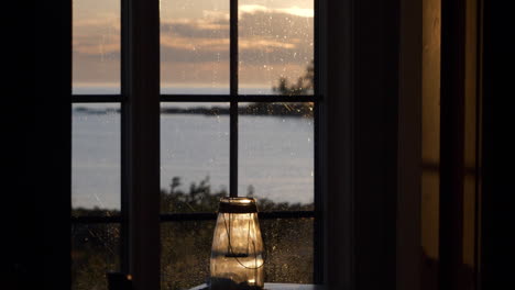 Blick-Durch-Das-Fenster-Der-Nordwanderhütte-Am-Meer-Mit-Sonnenuntergangshimmel